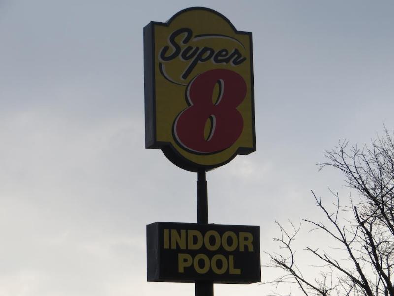 Super 8 By Wyndham Monmouth Il Hotel Exterior photo